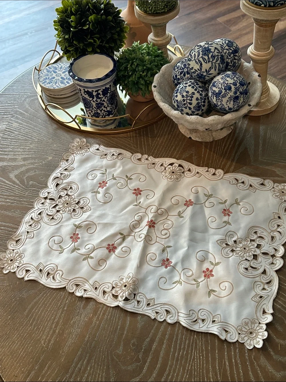 NWT! Vintage Inspired Shabby Chic Embroidered Floral Linen Centerpiece